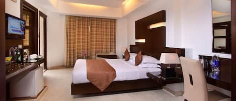 Studio | Minibar, in-room safe, laptop workspace, blackout drapes