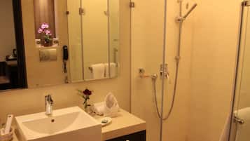 Premium Room | Bathroom | Combined shower/bathtub, rainfall showerhead, designer toiletries
