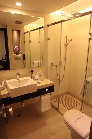 Premium-Zimmer | Badezimmer | Duschwanne, Regendusche, Designer-Toilettenartikel, Haartrockner