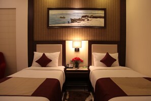 Kamar Premium | Seprai premium, minibar, brankas, dan meja kerja