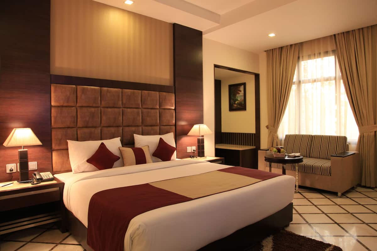 Executive kamer | Luxe beddengoed, een minibar, een kluis op de kamer, een bureau