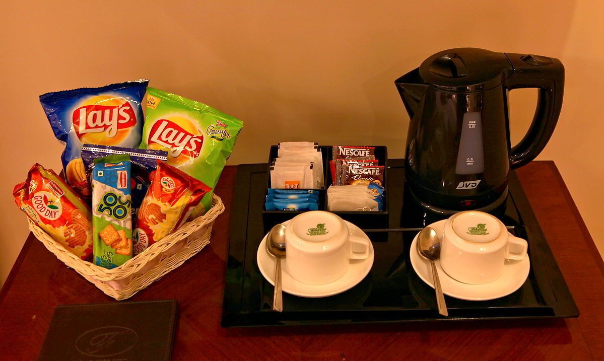 Seprai premium, minibar, brankas, dan meja kerja