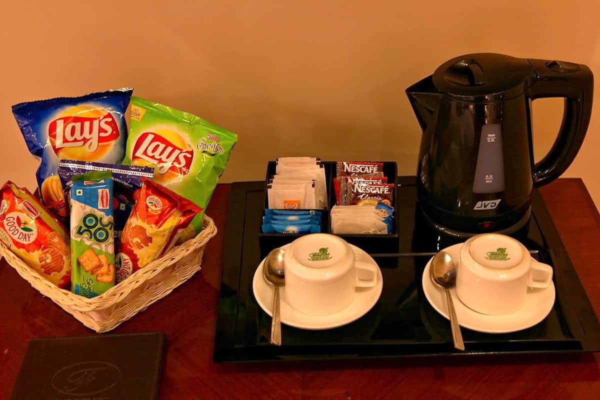 Seprai premium, minibar, brankas, dan meja kerja