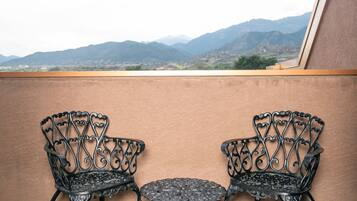 African Orchid / Hot Tub / Fireplace | Balcony view
