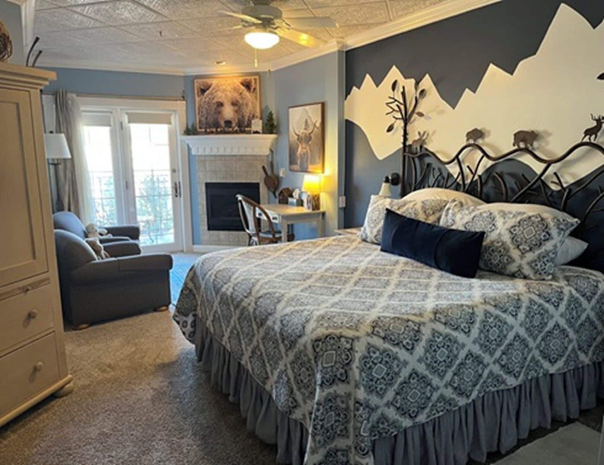 Colorado Columbine / King Bed / Fireplace