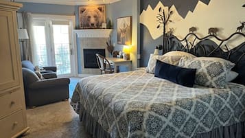 Colorado Columbine / King Bed / Fireplace | Individually decorated, individually furnished, desk, laptop workspace