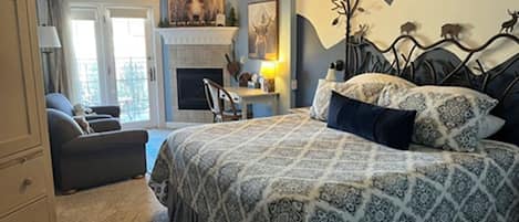 Colorado Columbine / King Bed / Fireplace | Individuelt dekorert, individuelt innredet og skrivebord