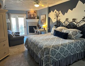 Colorado Columbine / King Bed / Fireplace | Individually decorated, individually furnished, desk, laptop workspace