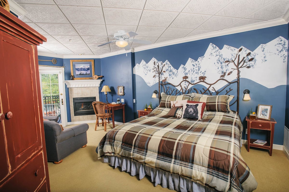 Colorado Columbine / King Bed / Fireplace