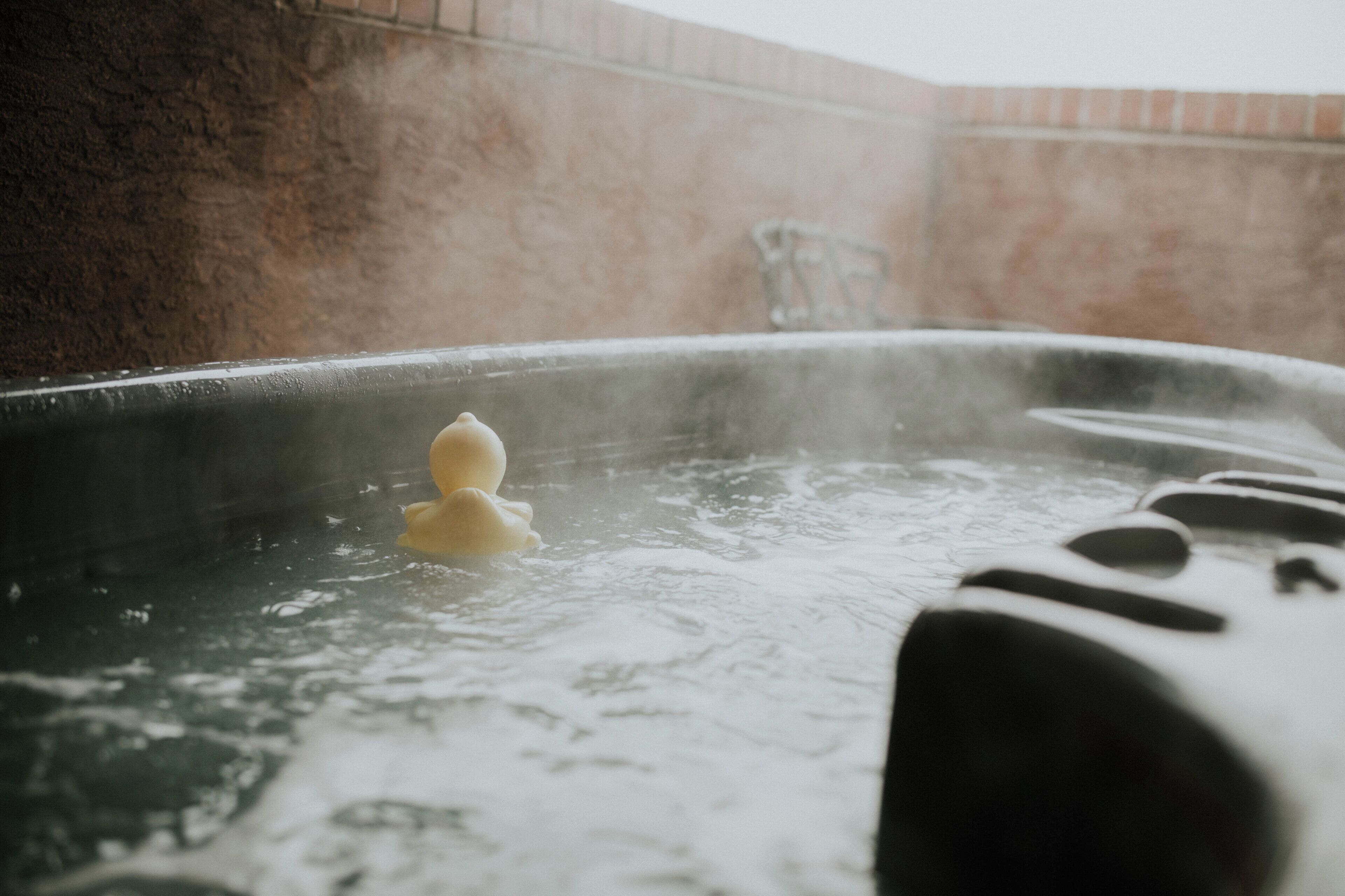 Un bain à remous dans lequel flotte un canard en caoutchouc.