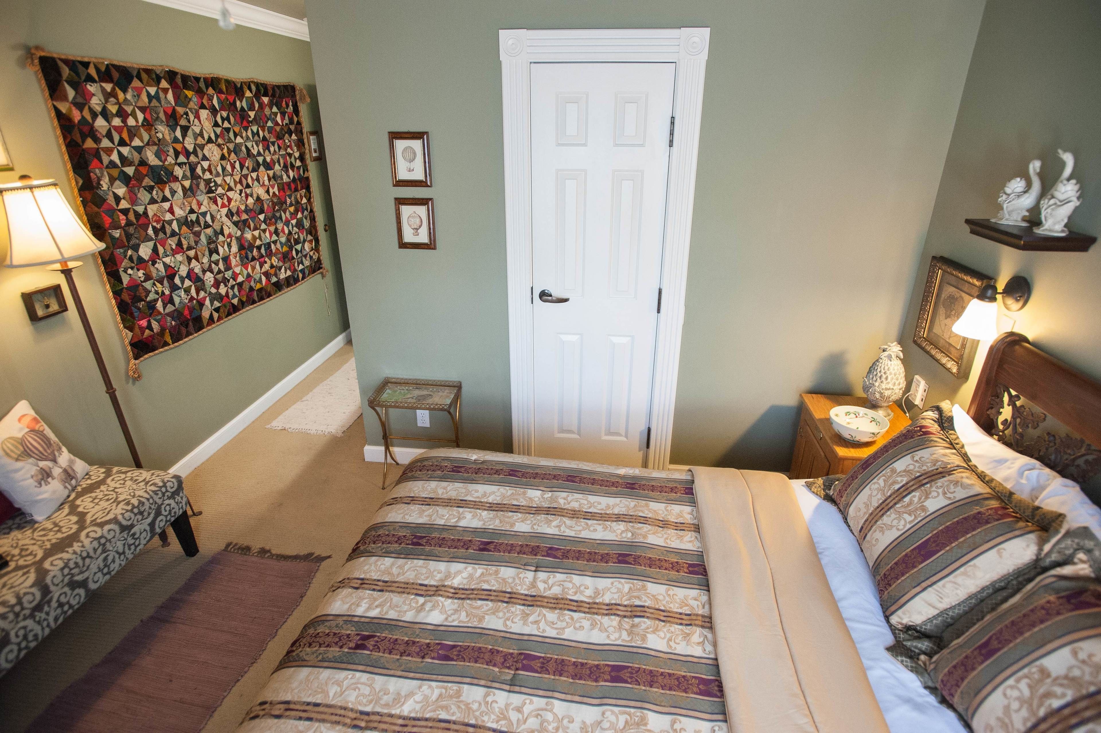 Explorer / Economical Comfort | Individually decorated, individually furnished, desk, laptop workspace