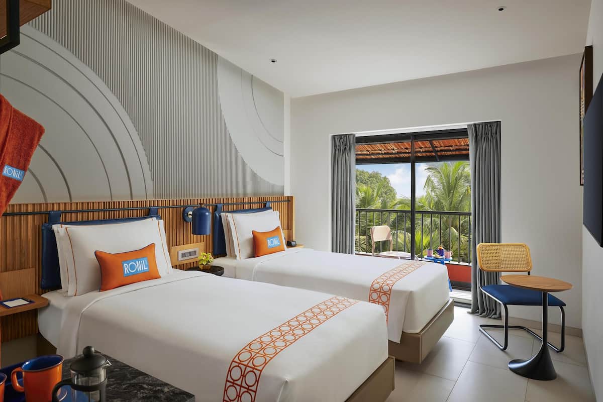 Twin Room with Balcony and Pool View - Complimentary Mini Bar Access | Ropa de cama de alta calidad y edredones de plumas