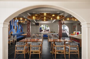 Cucina locale, con vista sulla piscina 