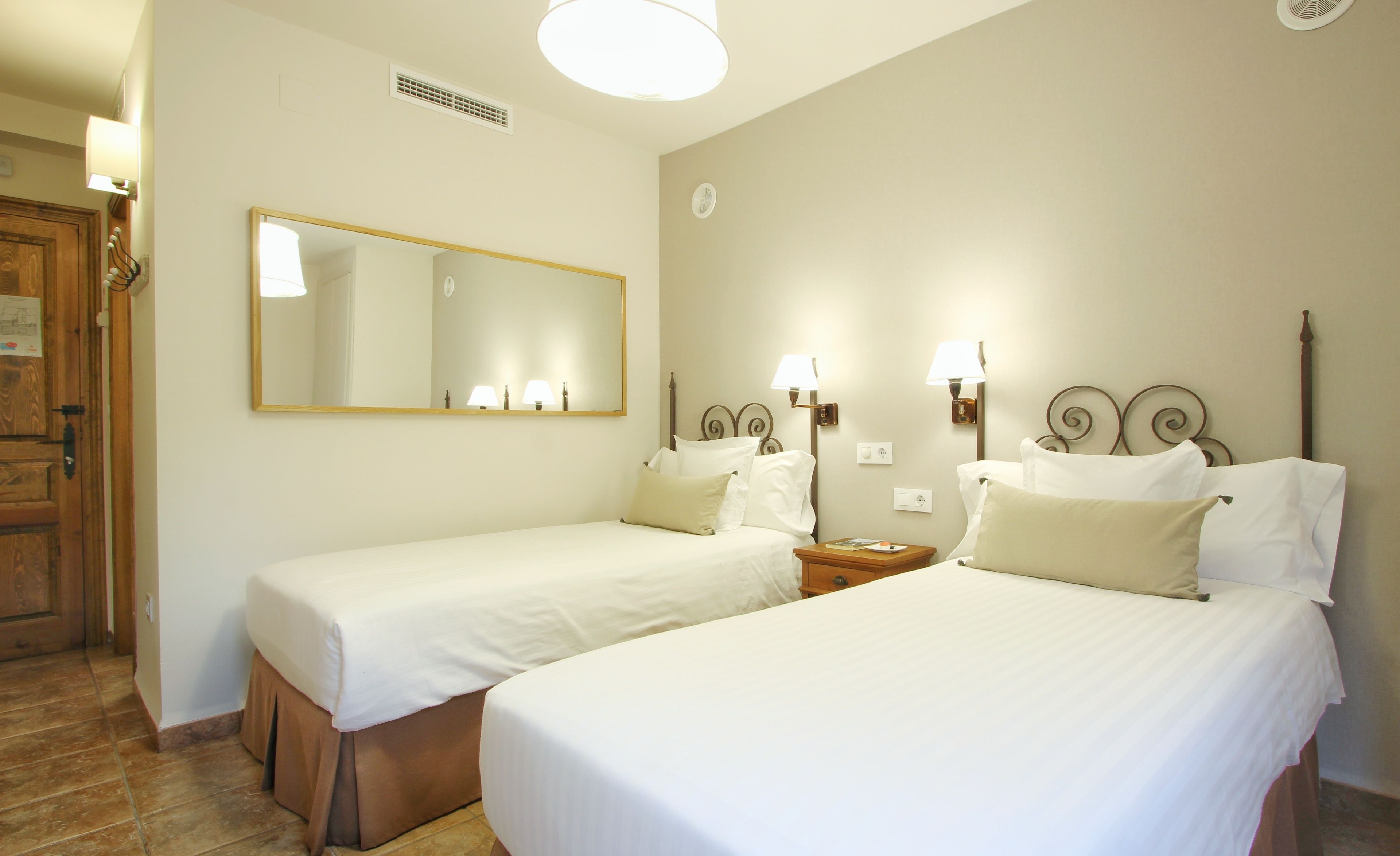 San Andres | 高級寝具、セレクト コンフォート製ベッド、デスク、遮光カーテン