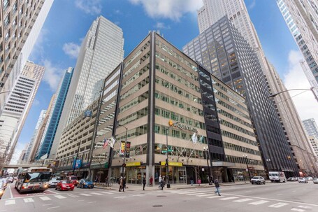La Quinta Inn Suites by Wyndham Chicago Downtown - Image 5