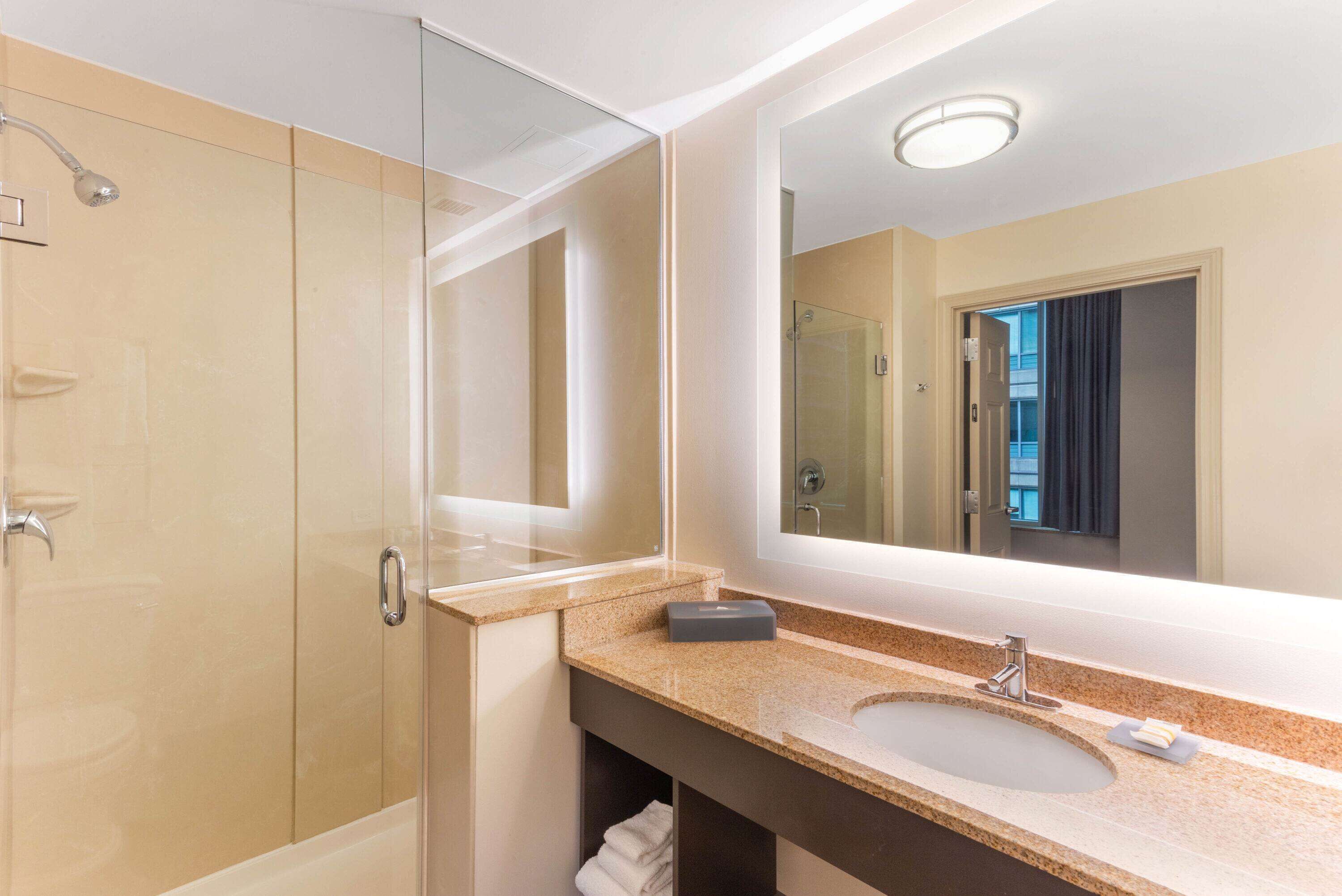 1 king bed, conference suite, non-smoking | bathroom | combined shower/bathtub, free toiletries, hair dryer, towels