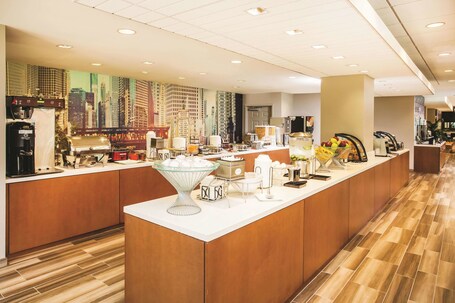 La Quinta Inn Suites by Wyndham Chicago Downtown - Image 42