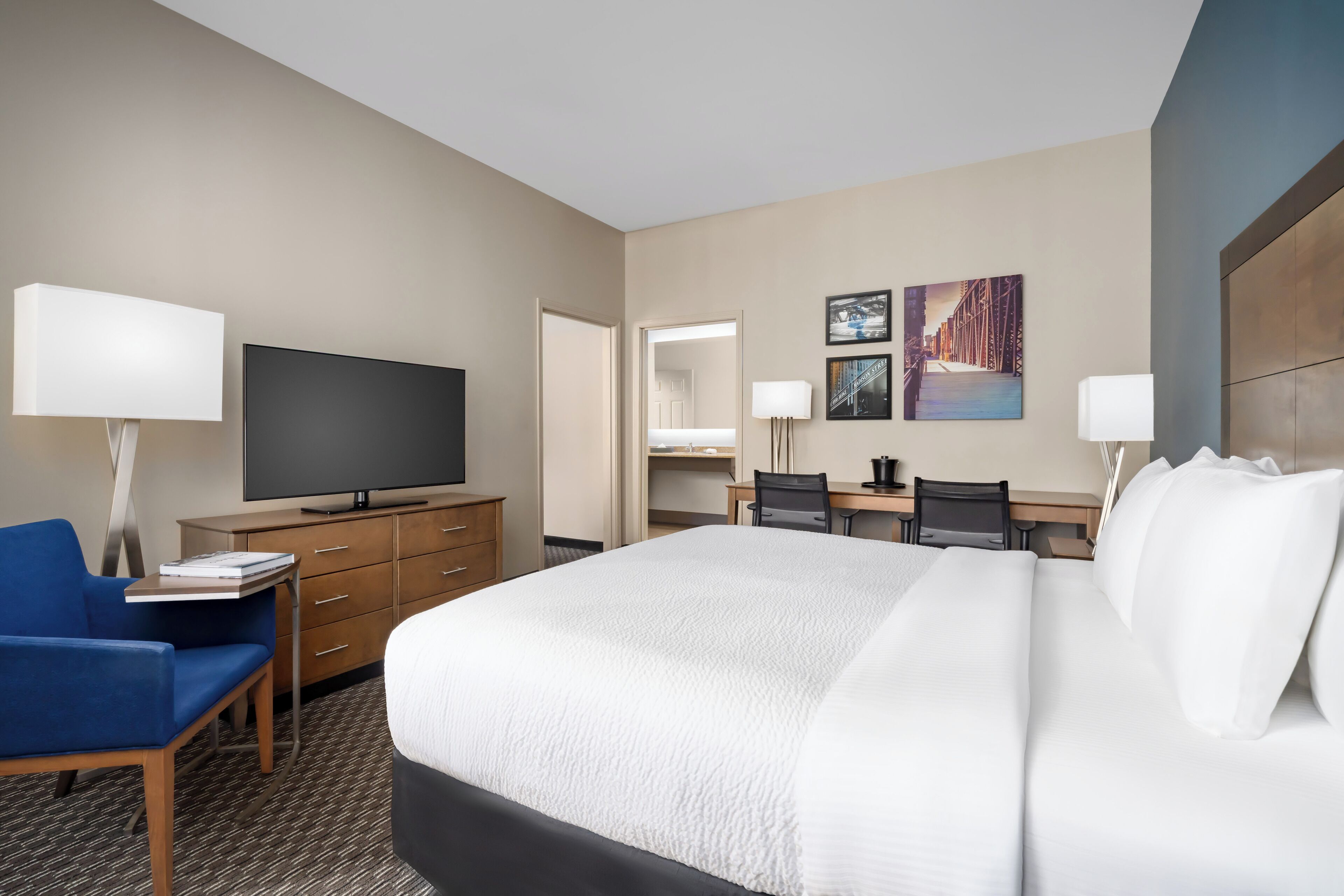 Literie de qualité supérieure, bureau, fer et planche à repasser