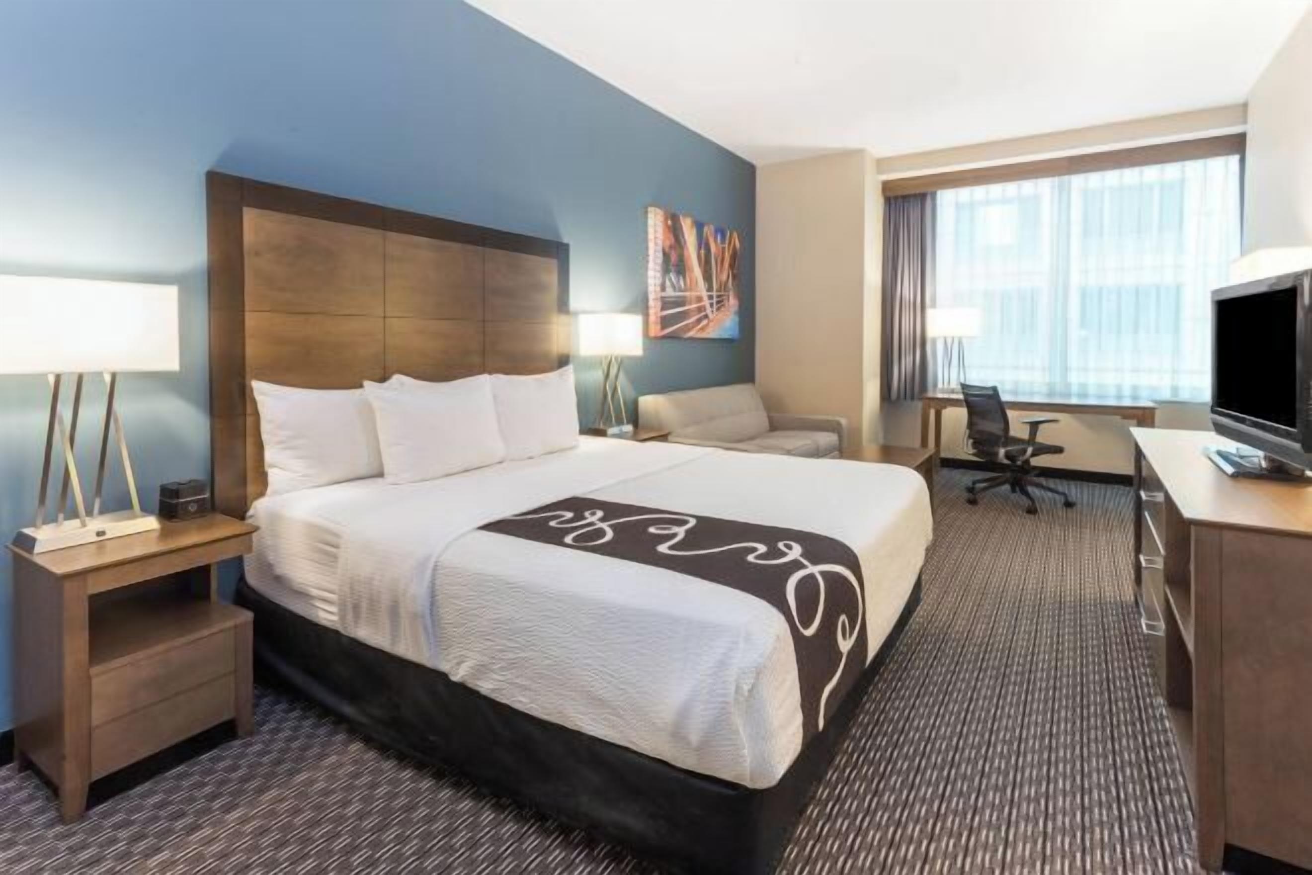 Premium bedding, desk, iron/ironing board, free cots/infant beds