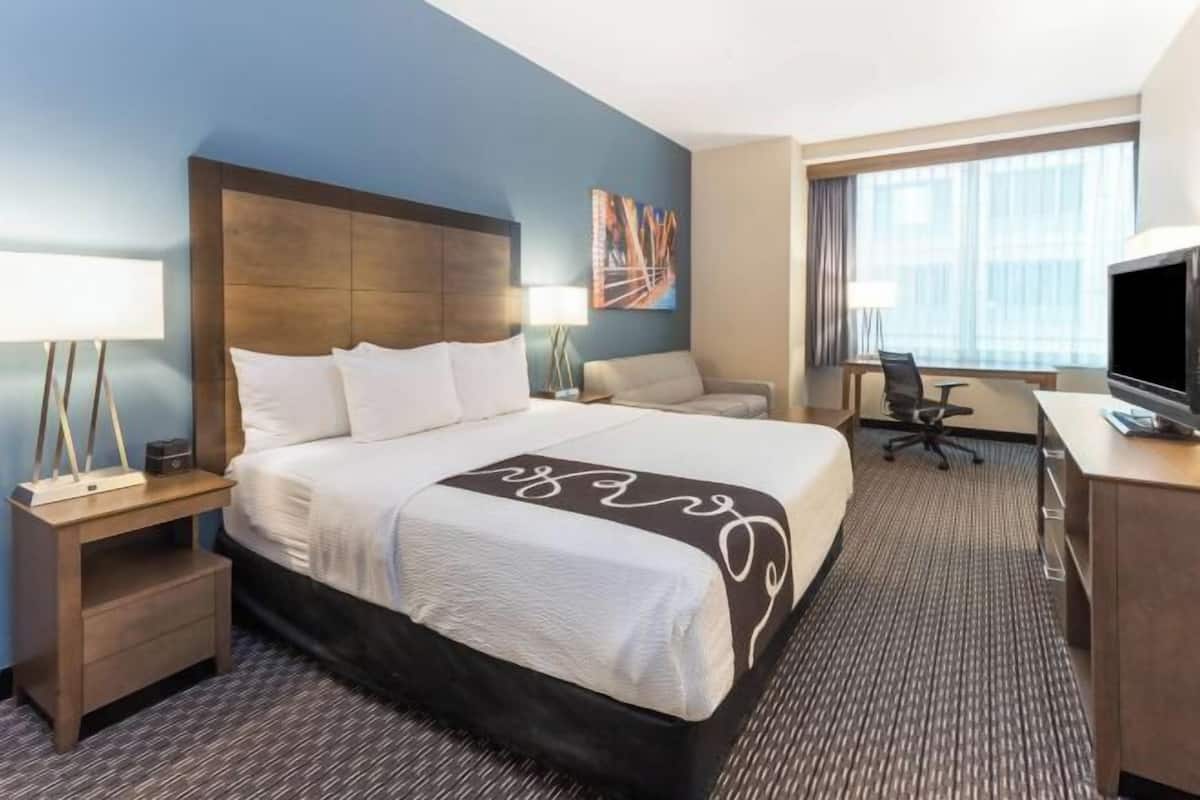 Premium bedding, desk, iron/ironing board, free cribs/infant beds