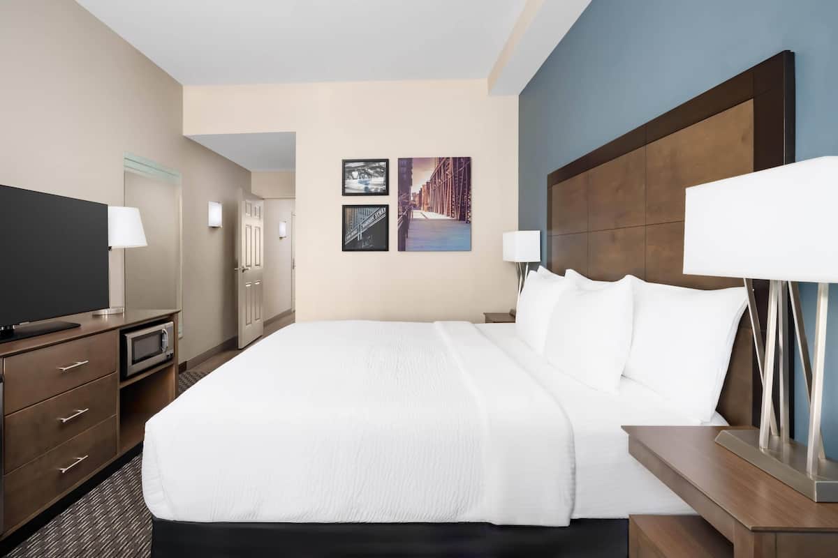 Premium bedding, desk, iron/ironing board, free cots/infant beds