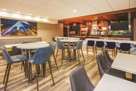 La Quinta Inn Suites by Wyndham Chicago Downtown - Image 13
