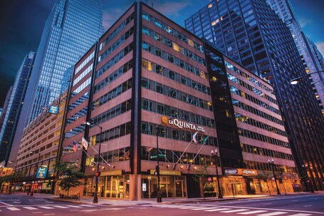 La Quinta Inn Suites by Wyndham Chicago Downtown - Image 1