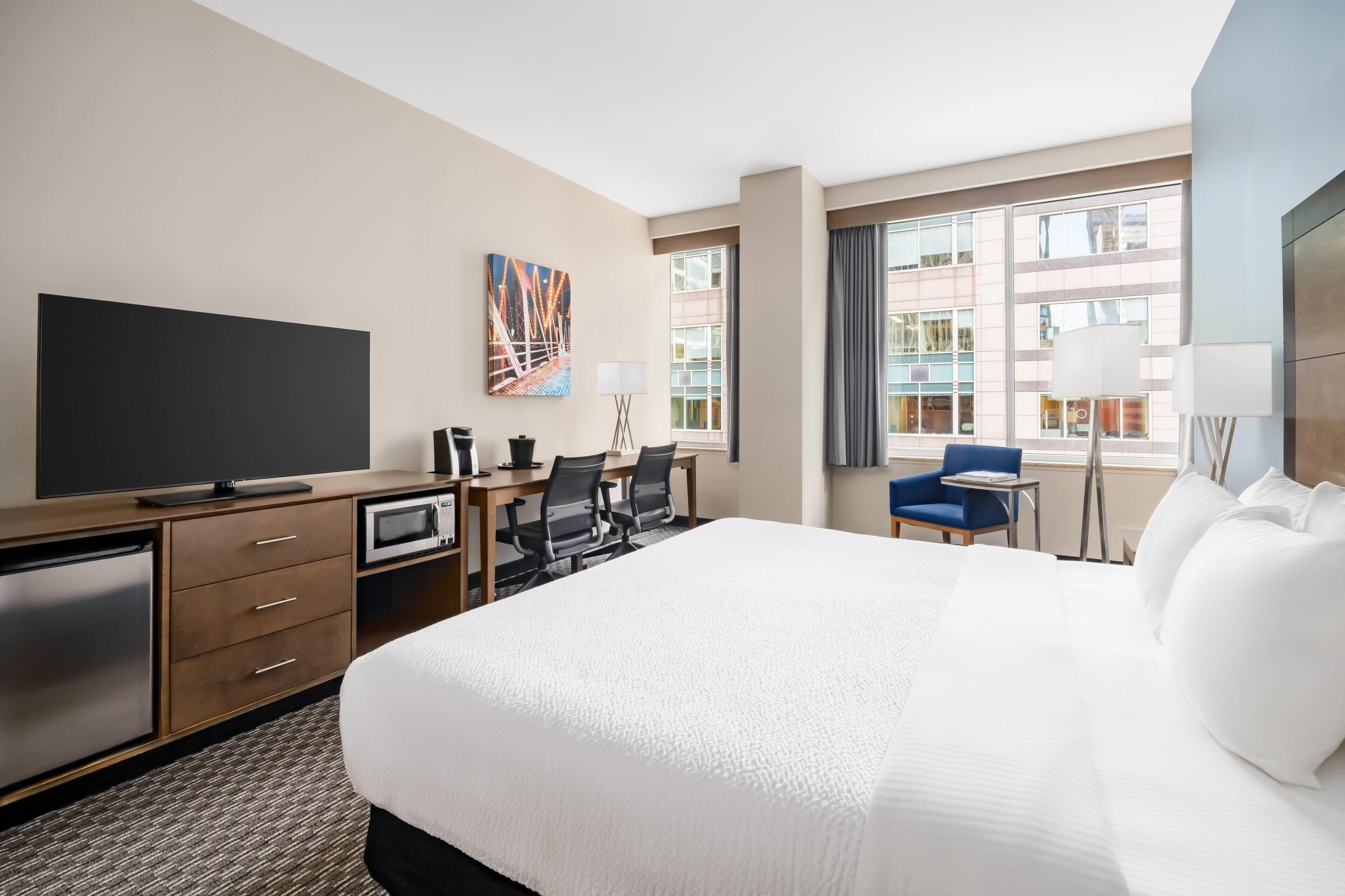 高級寢具、書桌、熨斗/熨衣板、免費搖籃/嬰兒床