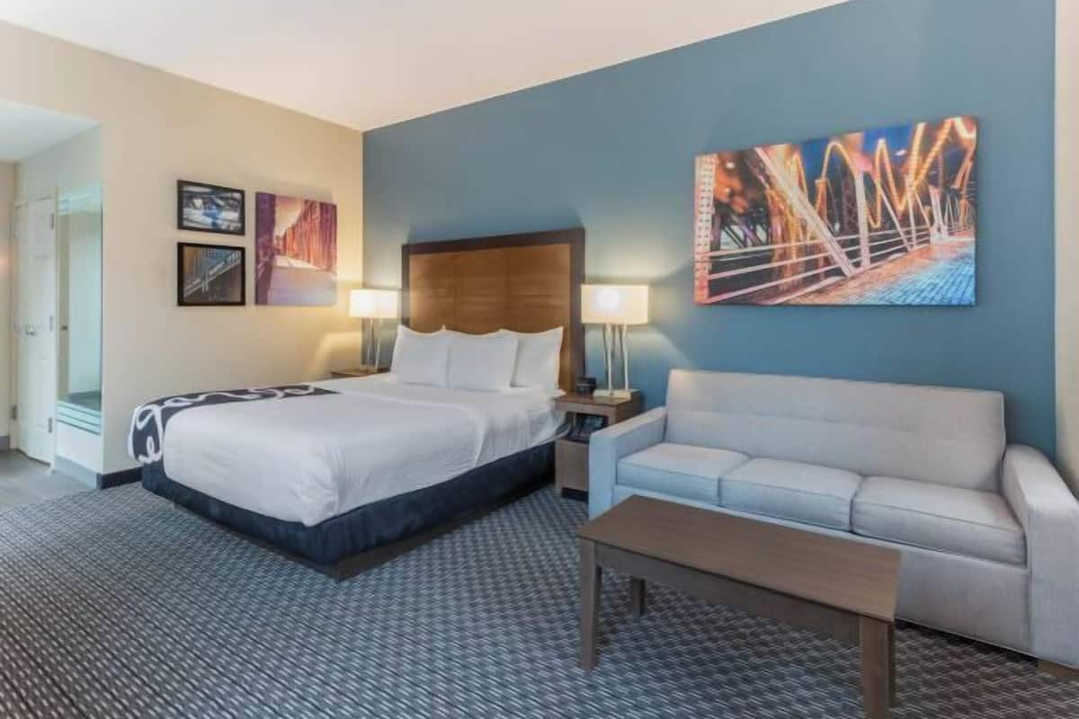 Premium bedding, desk, iron/ironing board, free cribs/infant beds