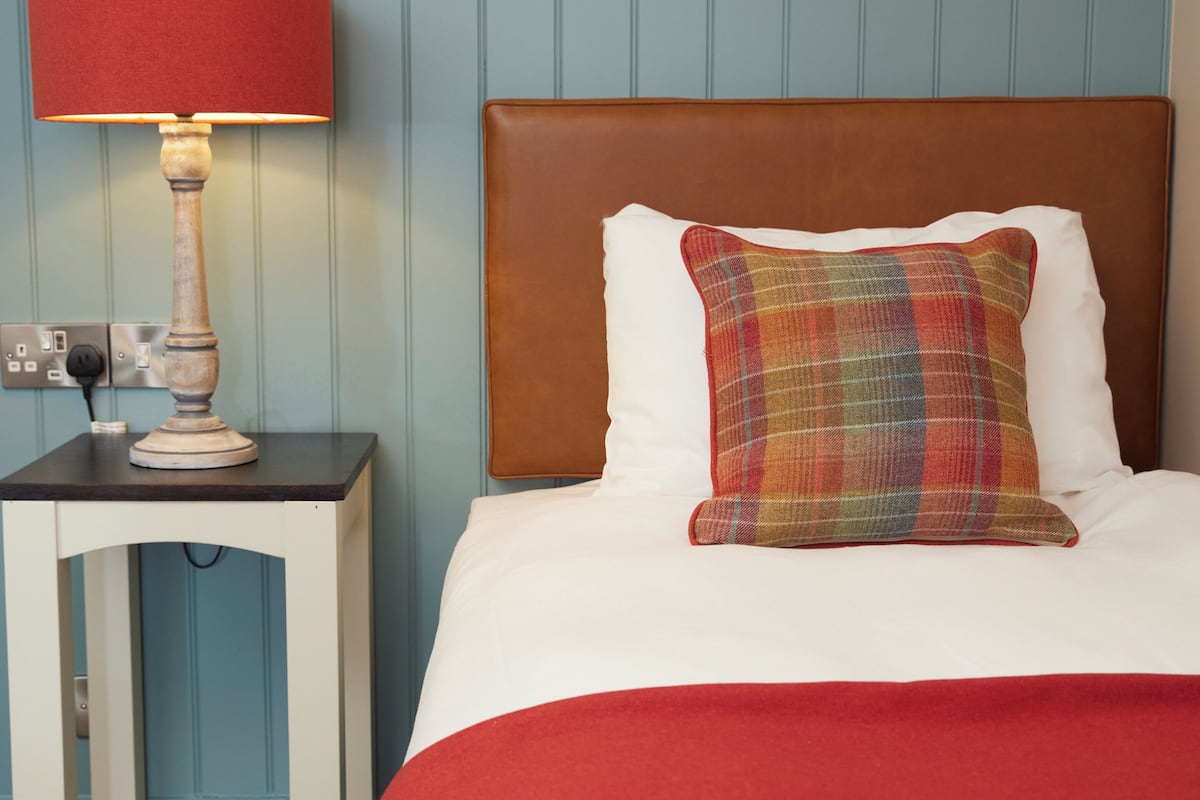 Iron/ironing board, free WiFi, bed sheets