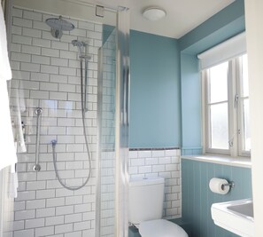 Regadera tipo lluvia, amenidades de baño gratuitas, secadora de cabello 