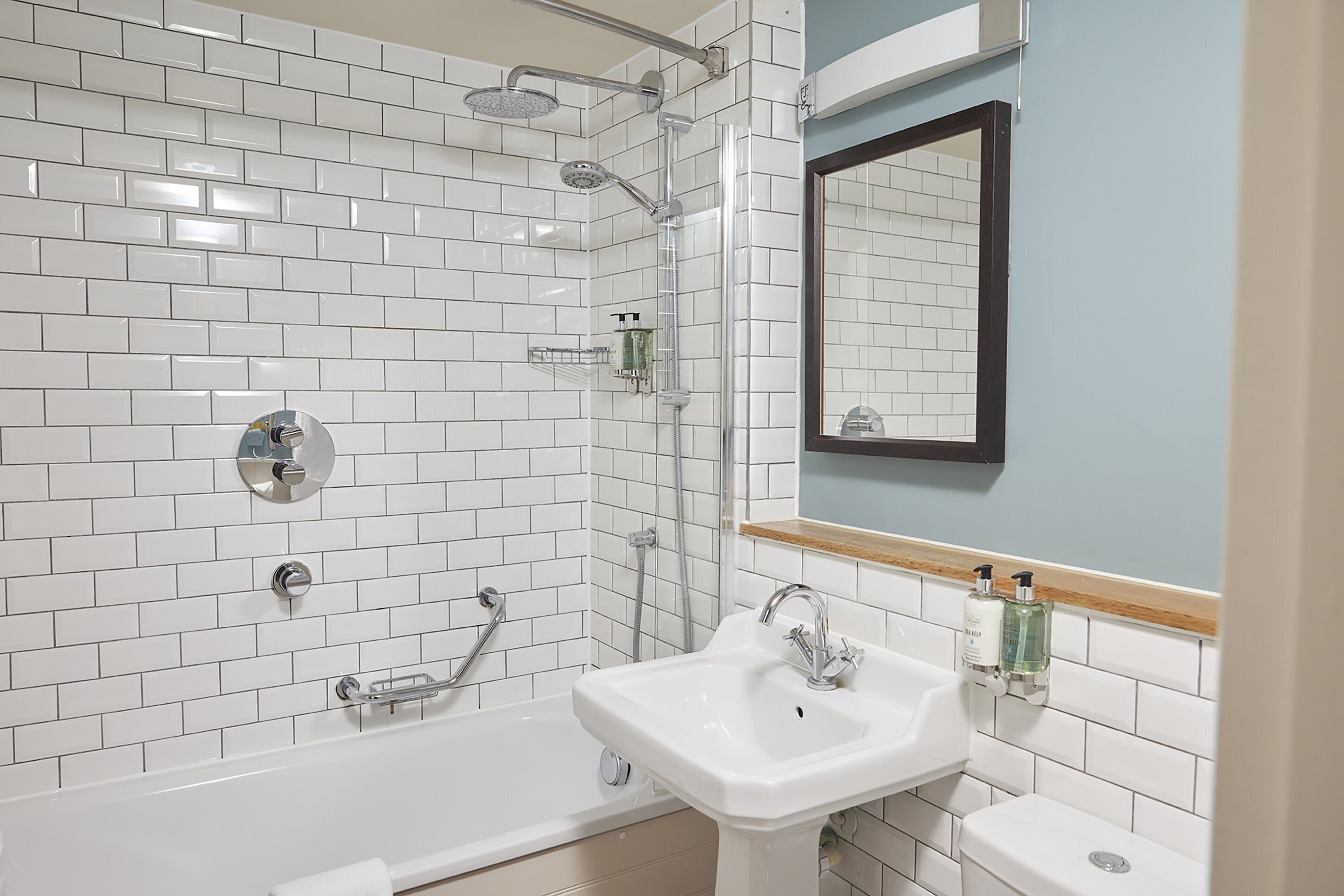 Quarto casal, 1 cama de casal | Banheiro | Chuveiro com efeito de chuva, produtos de toalete grátis