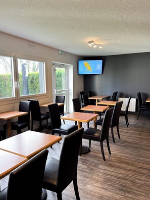 Daily buffet breakfast (EUR 10 per person) - Hotel Akena Nantes Orvault (Orvault)