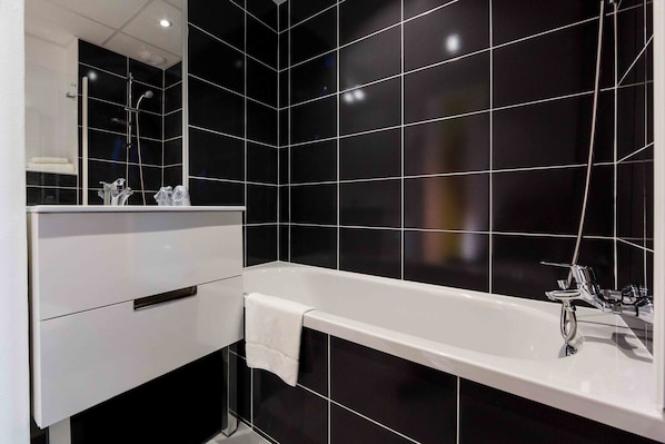 Escritorio, espacio para trabajar con laptop y cortinas blackout