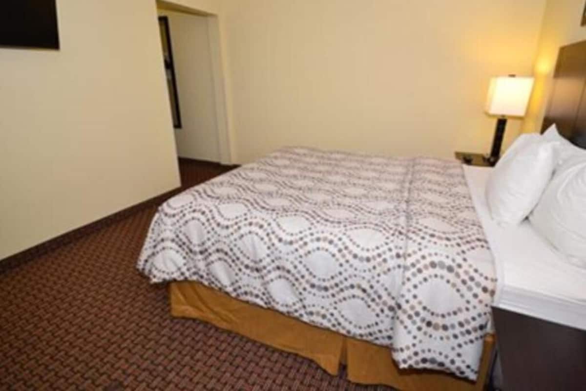 Lit avec matelas Ă plateau-coussin, coffre-fort, bureau