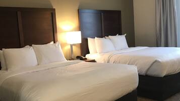 Zimmer, 2 Queen-Betten, Nichtraucher | Pillowtop-Betten, Zimmersafe, Schreibtisch, Bügeleisen/Bügelbrett