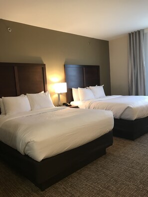 Zimmer, 2 Queen-Betten, Nichtraucher | Pillowtop-Betten, Zimmersafe, Schreibtisch, Bügeleisen/Bügelbrett