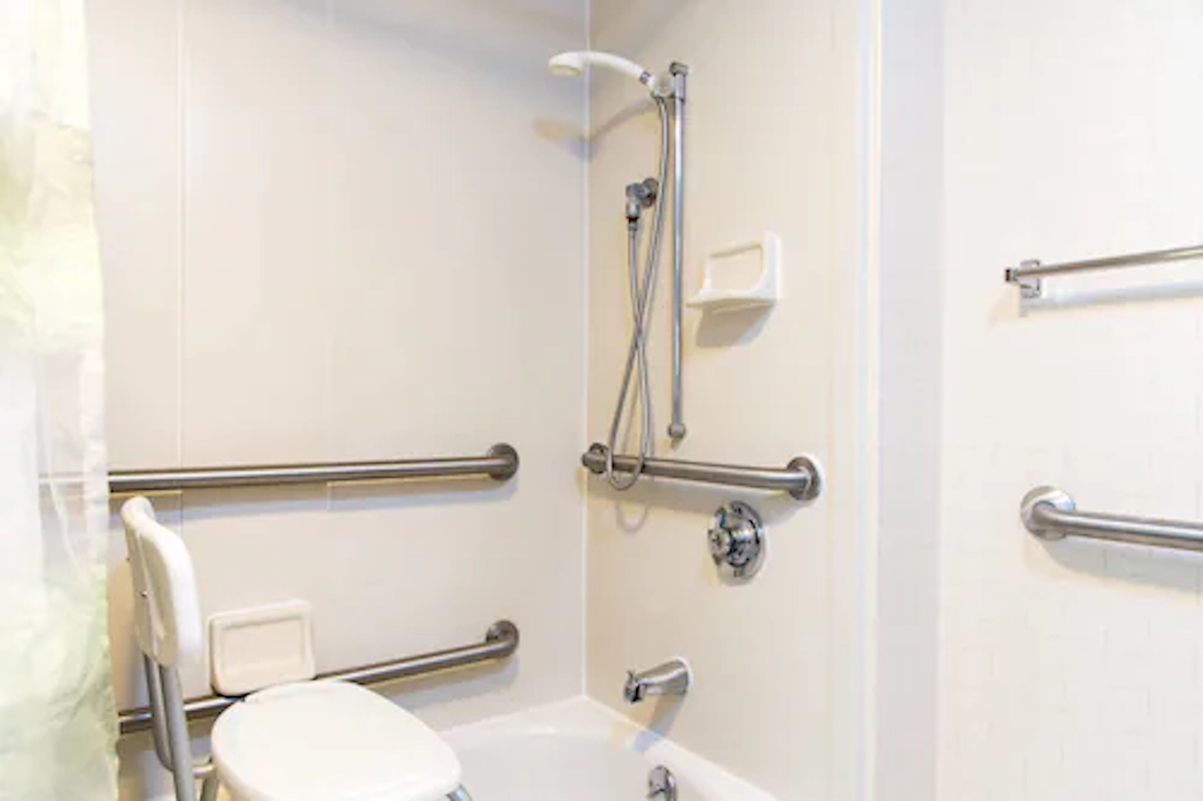 combined shower/bathtub, hair dryer, towels