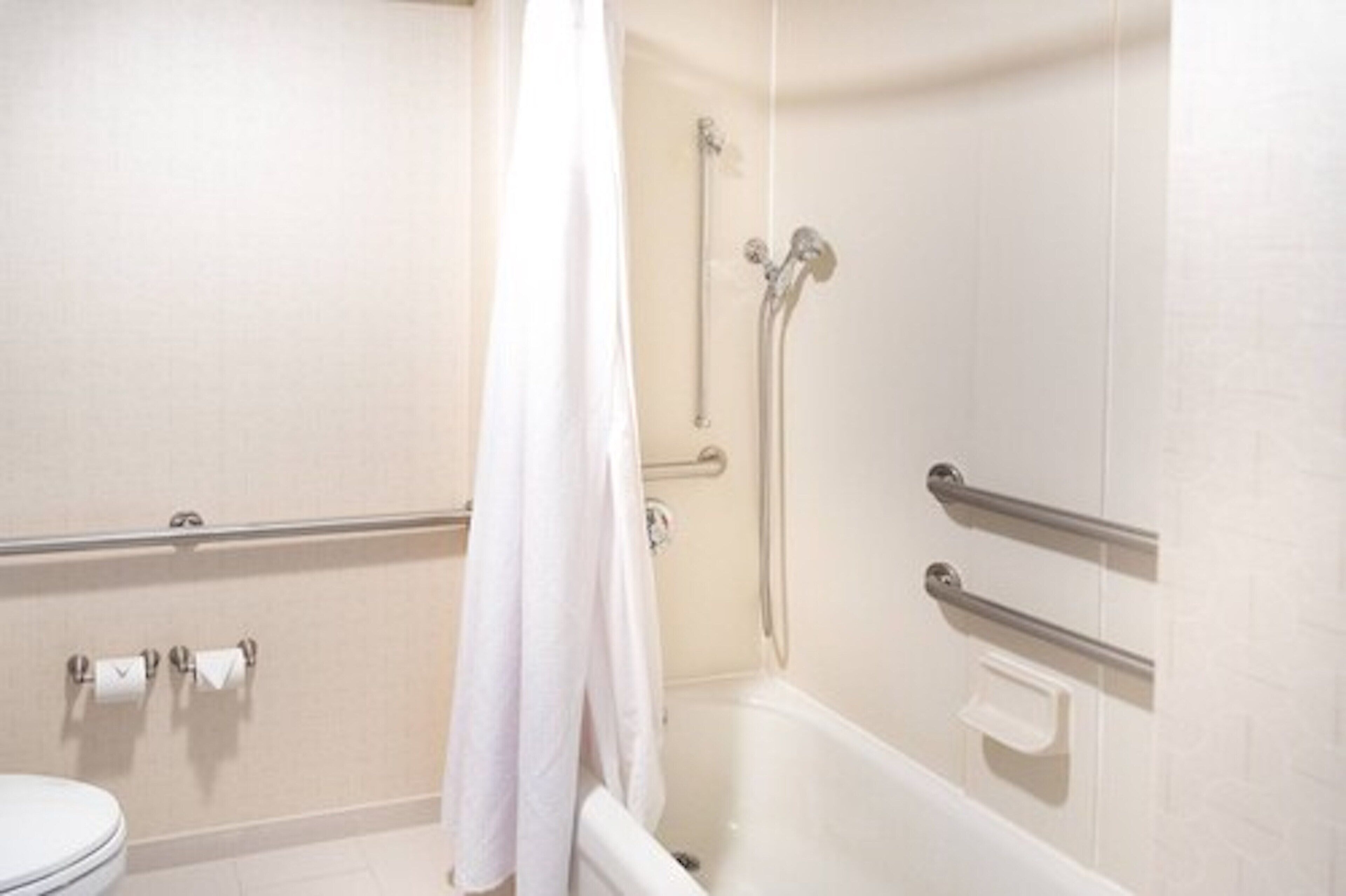 combined shower/bathtub, hair dryer, towels