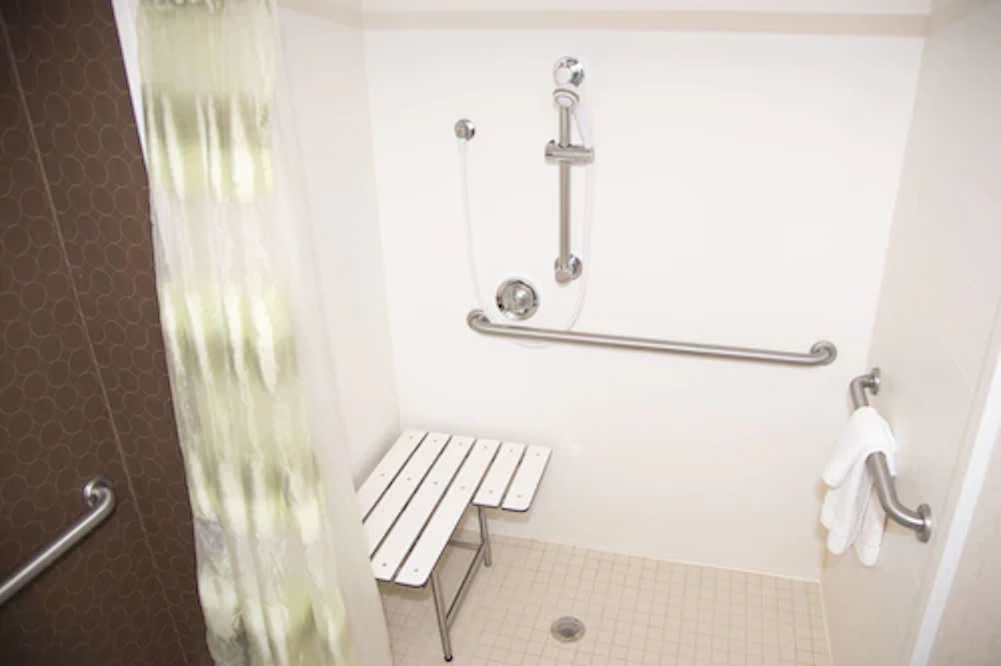 combined shower/bathtub, hair dryer, towels