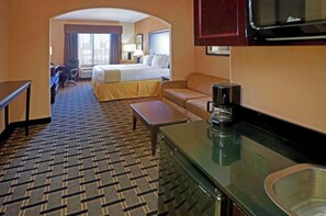 Desk, laptop workspace, iron/ironing board, free cribs/infant beds - Comfort Inn & Suites Dallas Medical - Market Center (Dallas)