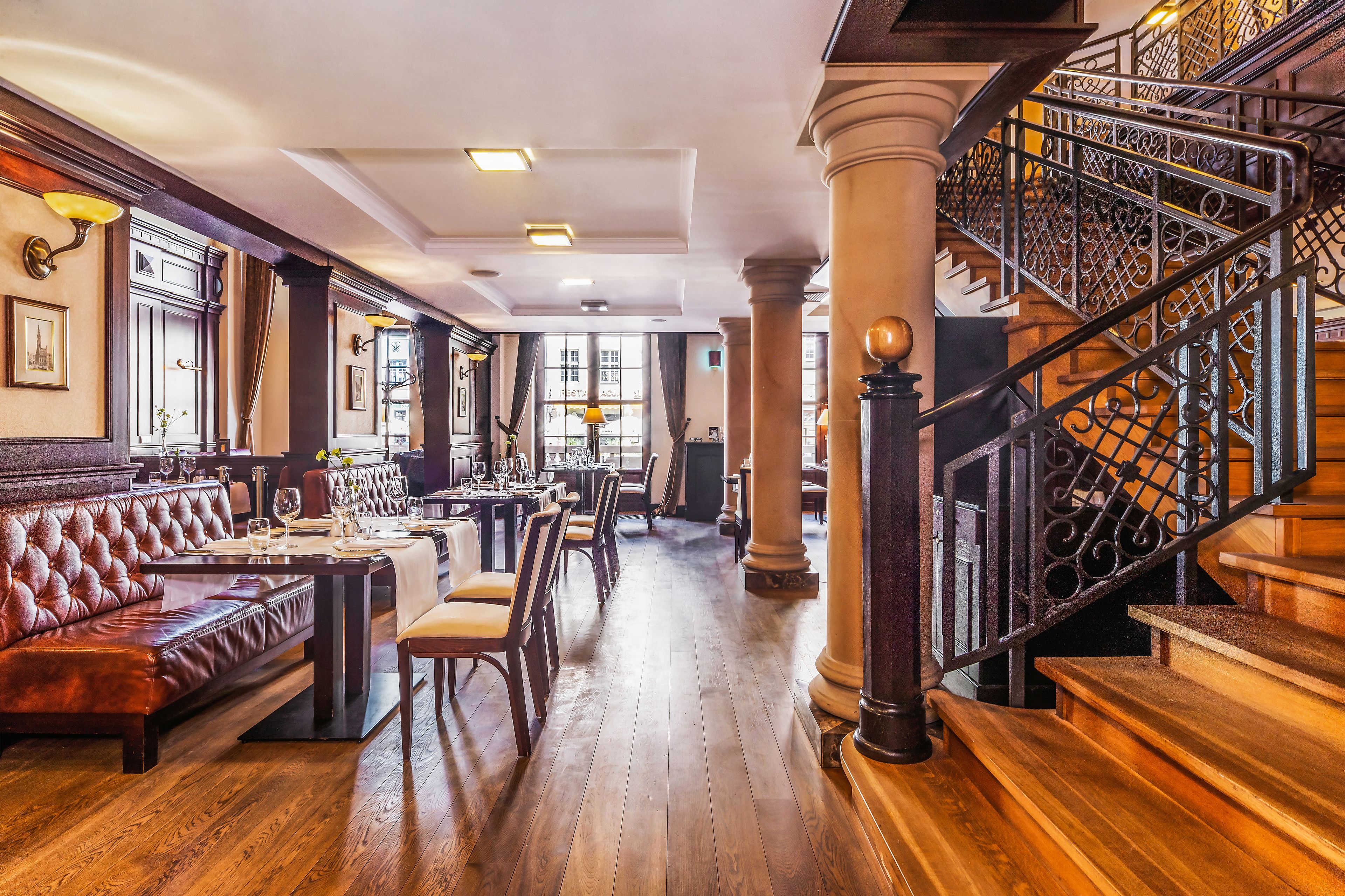 Serveert ontbijt, lunch en diner