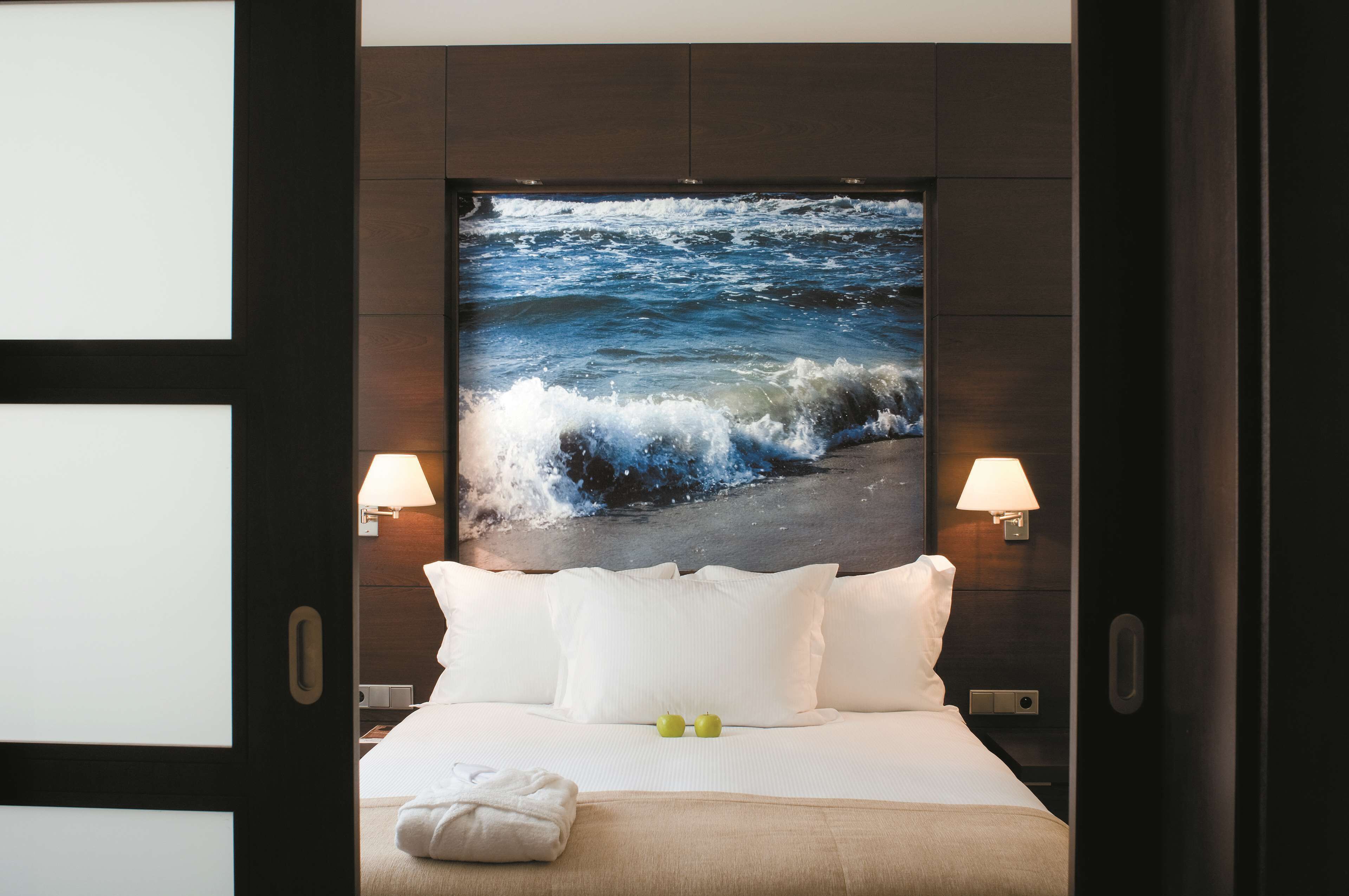 Junior suite, balkon (Old Town View) | Een minibar, een kluis op de kamer, individueel gedecoreerd, een bureau