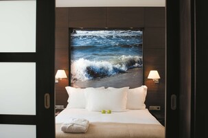 Minibar, caja de seguridad en la habitación y decoración personalizada 