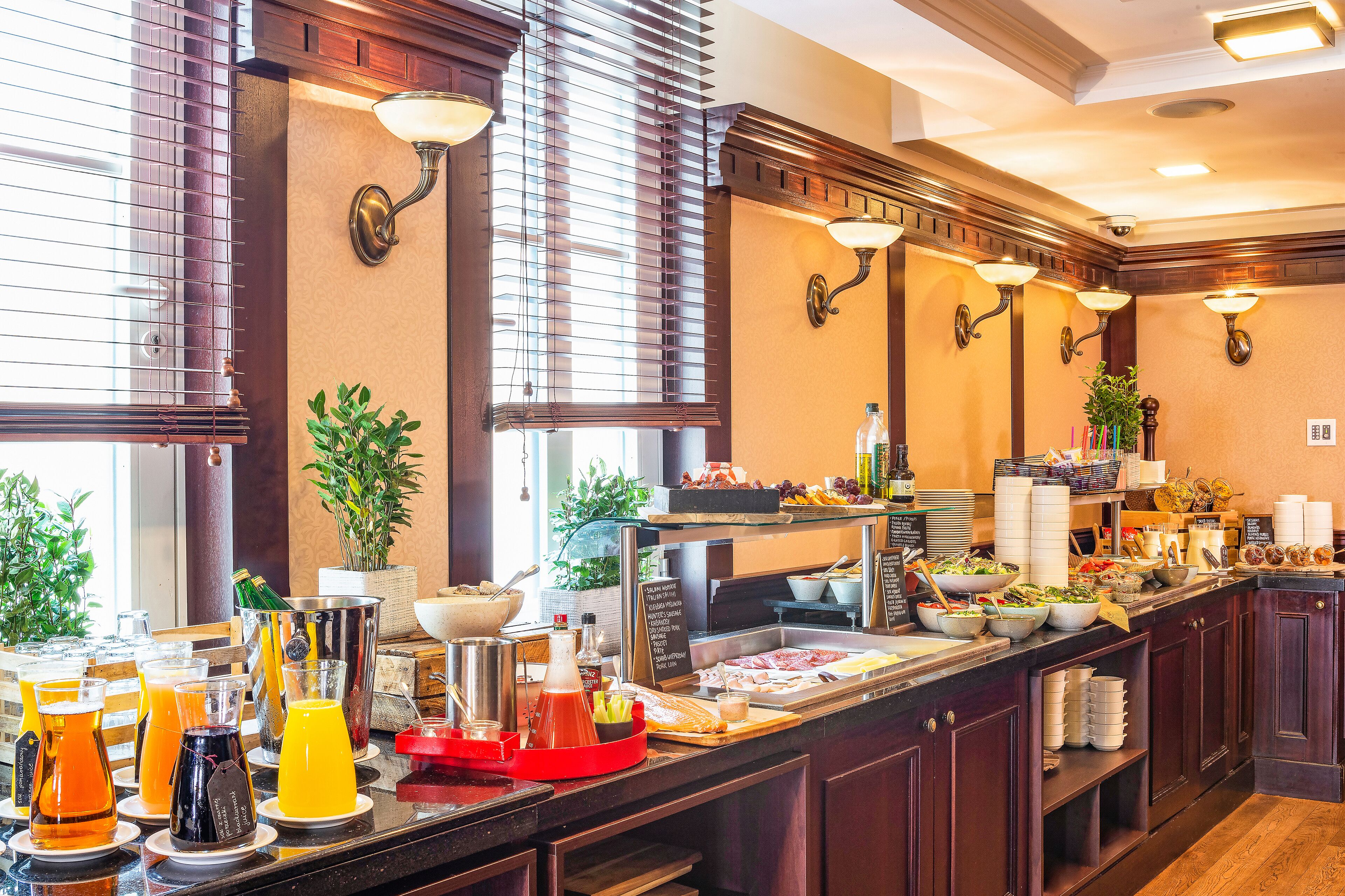 daily buffet breakfast (pln 105 per person)