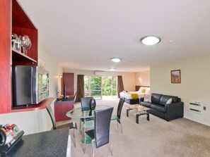 أغطية فراش متميزة وأسرّة سليكت كومفورت وخزنة داخل الغرفة ومكتب