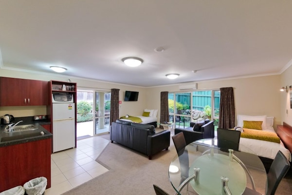 Deluxe Studio Spa | Private kitchen | Fridge, microwave, stovetop, electric kettle