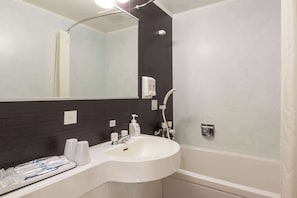 Een bad/douchecombinatie, een diep bad, gratis toiletartikelen