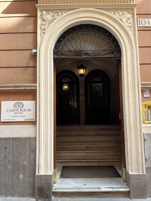 Front of property - Capitolium Rooms (Rome)