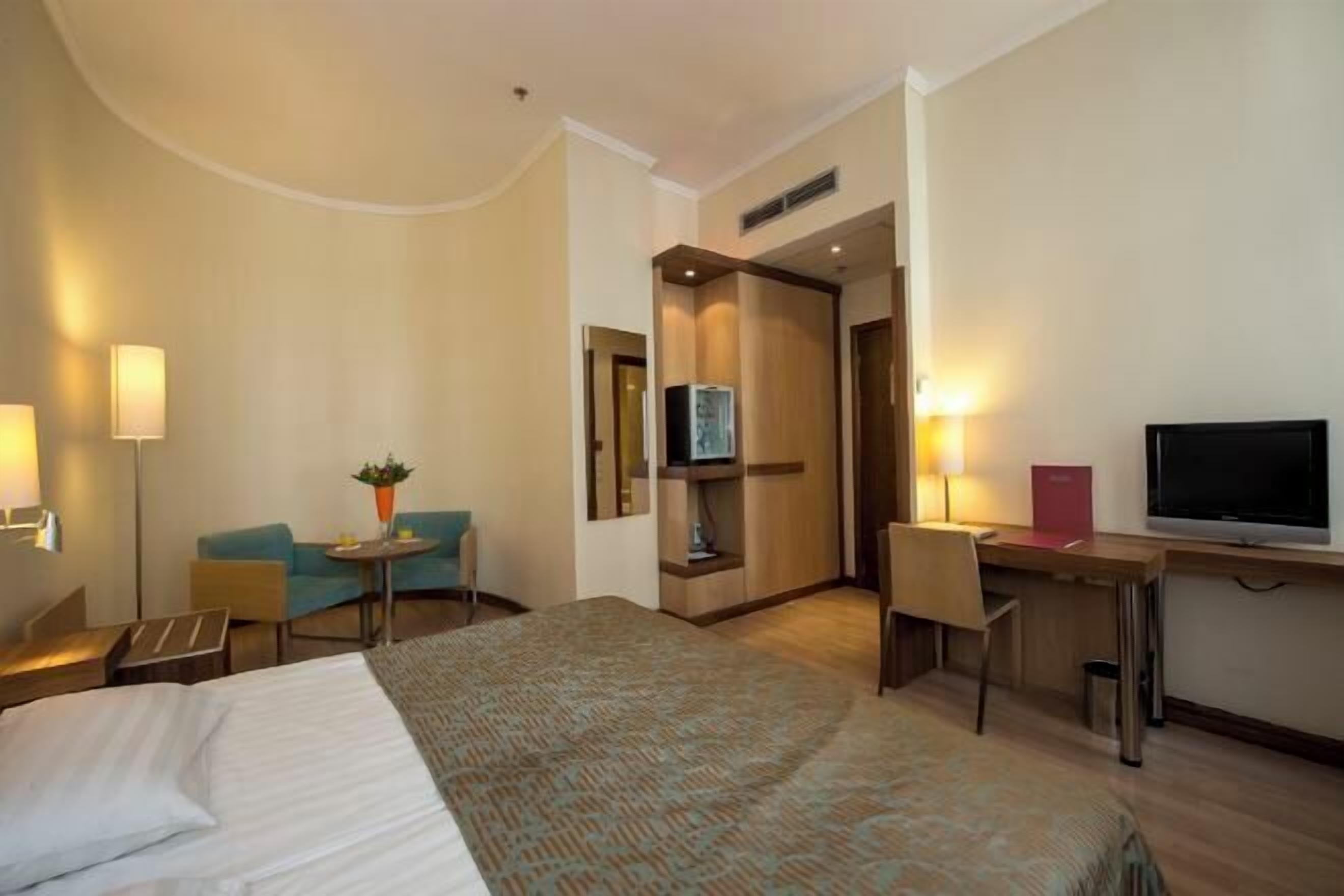 Hypo-allergenic bedding, minibar, in-room safe, desk